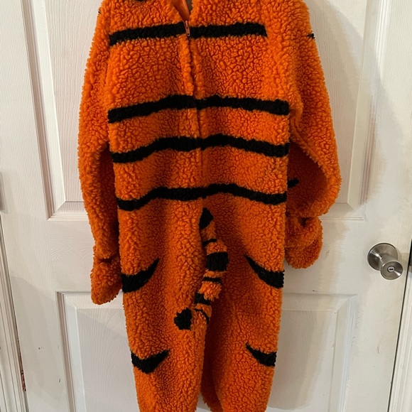Disney Store Tigger Halloween Costume..Adorable! Size 4/6! Cute and Comfy! - Picture 5 of 15